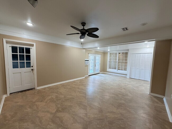 Building Photo - 1017 Westbury Dr