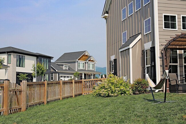 Building Photo - Pet-Friendly Old Trail Home With Fenced Yard