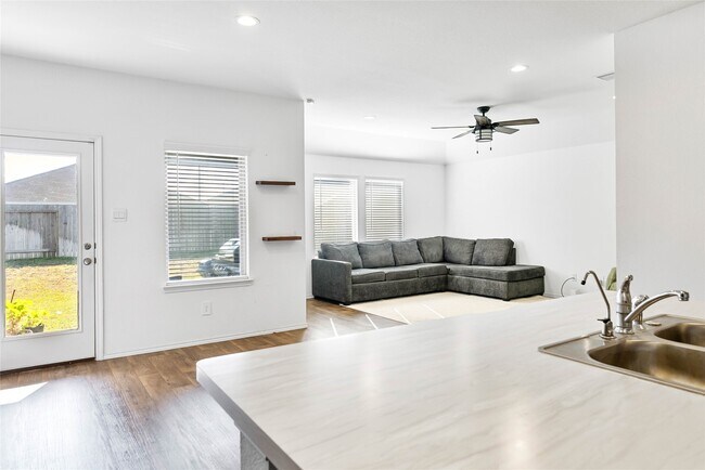 Building Photo - 21611 Flowering Gdn Ln