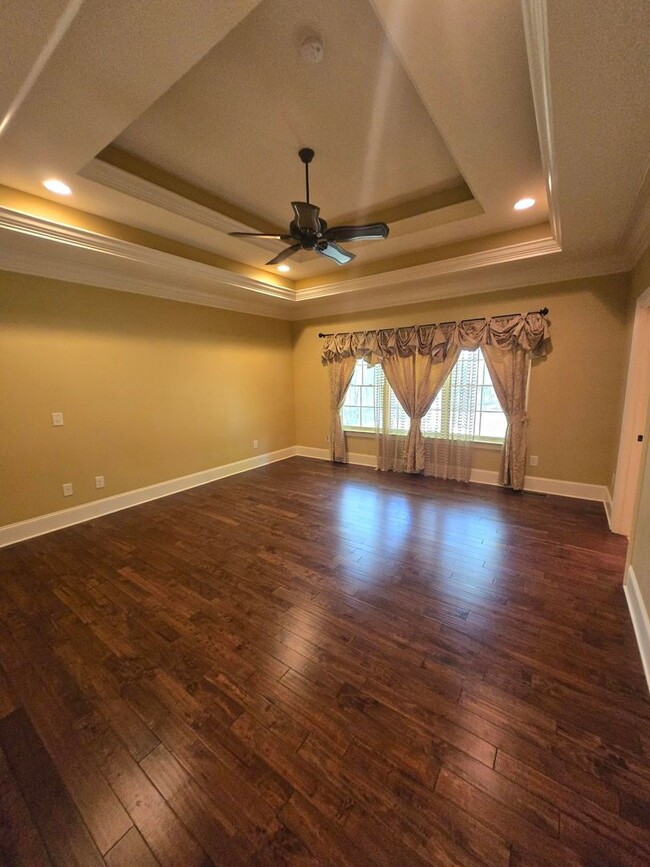 Building Photo - Luxury 4-Bedroom Home with Outdoor Oasis i...