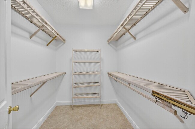 Building Photo - 8401 SE Ketch Ct