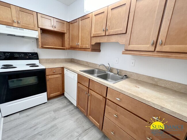 Building Photo - 1 mile East of Hurlburt AFB, beautiful Ced...