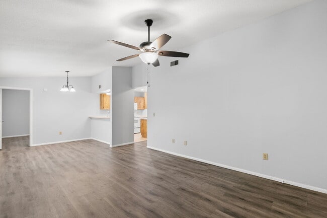 Building Photo - Condo For Rent in North Oaks!