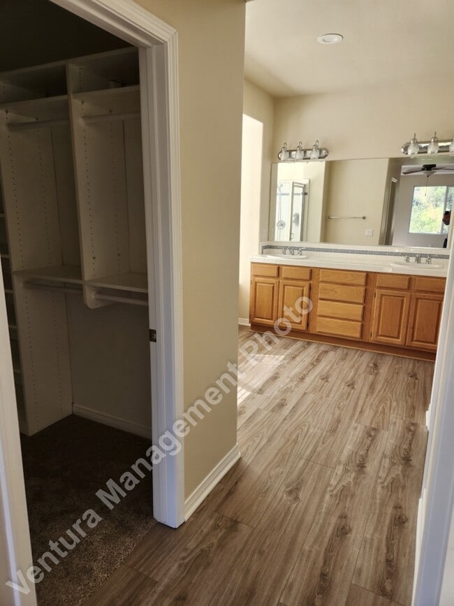 Building Photo - 5885 Indian Pointe Dr
