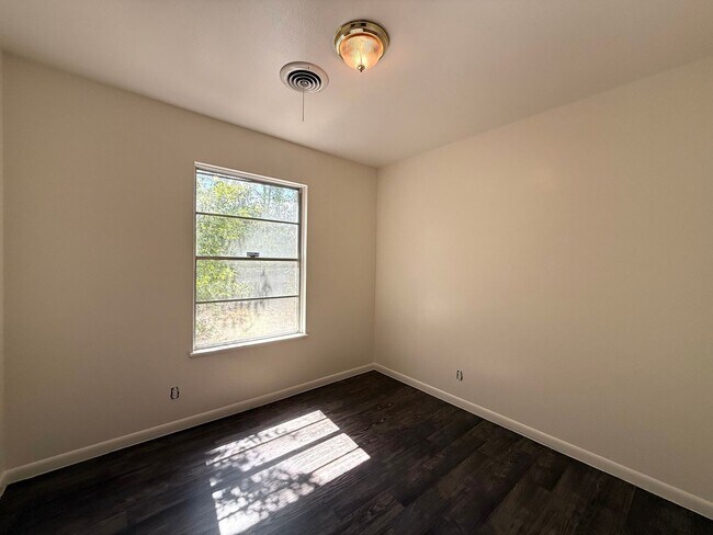 Building Photo - Walk to St. Edwards University!-2711 Littl...