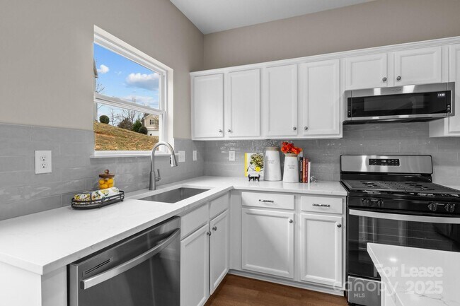 Building Photo - 302 Flanders Dr