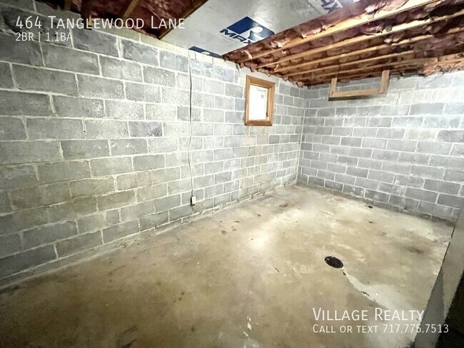 Building Photo - 464 Tanglewood Ln