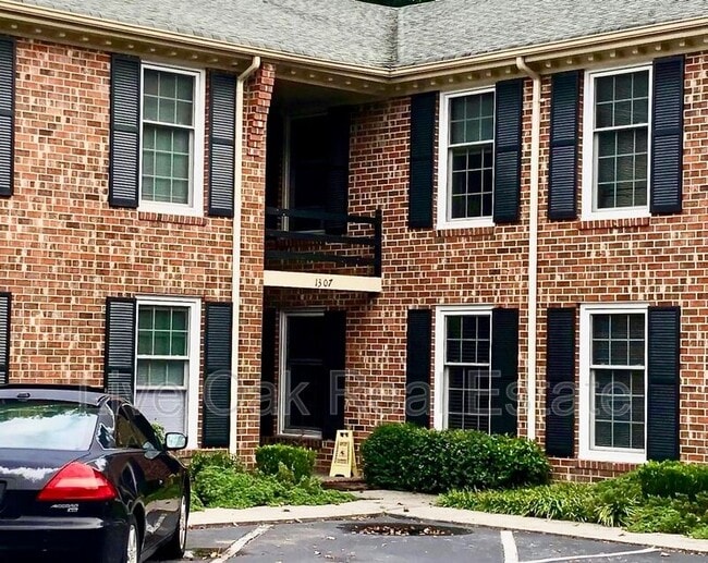 Building Photo - 1307 Cypress Ave