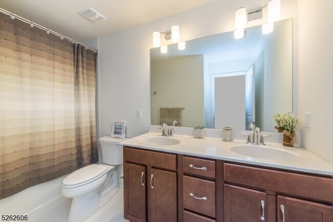 Building Photo - 5 White Aster Ct