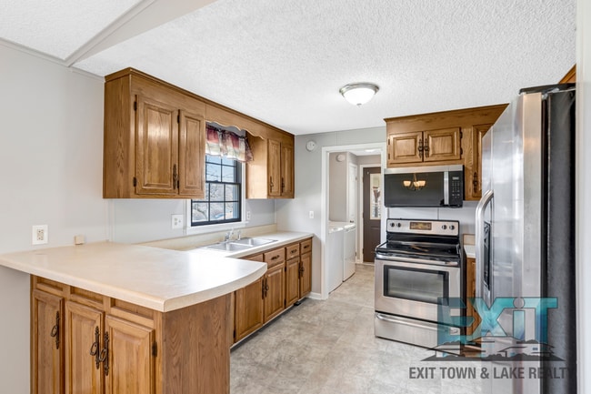 Building Photo - 3 Bedroom/2 Bathroom Home