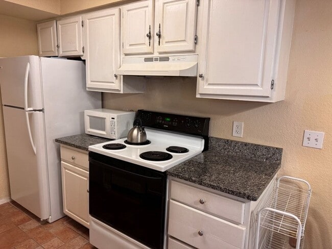 Building Photo - Fully Furnished 3 bedroom, close to everything! Flexible terms, easy application process!