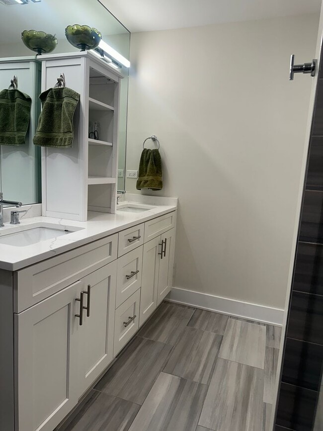 Building Photo - Beautiful 3 Bed 2 Bath Duplex unit in Heart of Lincoln Square