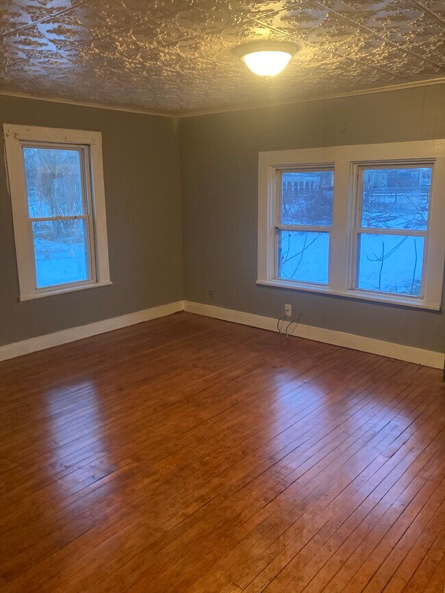 Building Photo - 87 S Main St