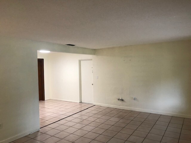 Living room and Breakfastnook - 1819 Ivy Ln