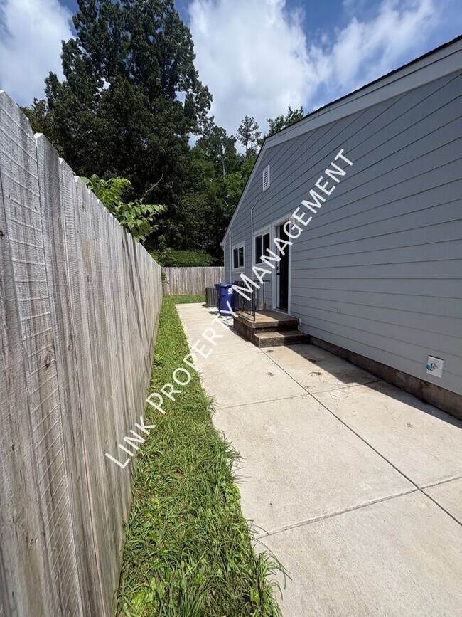 Building Photo - 123 Sequoia Dr