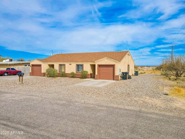 Building Photo - 4205 N Montezuma Dr