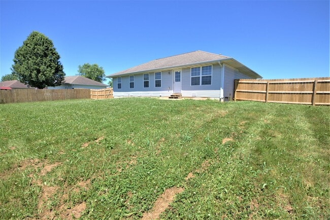 Building Photo - 3 Bedroom in a Convenient Location