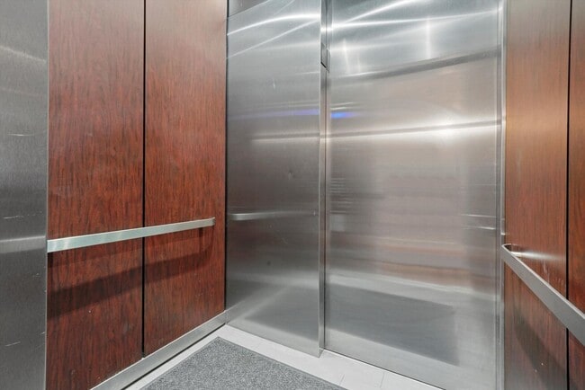 Building Photo - 128 S Aberdeen St