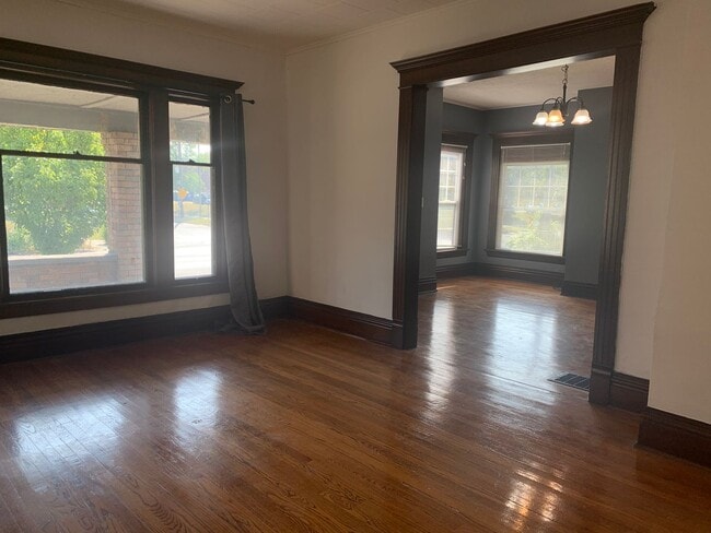 Building Photo - Large 4 Bedroom home!