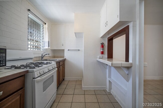 Building Photo - Conveniently Located Moi'ili'ili Apt. near...