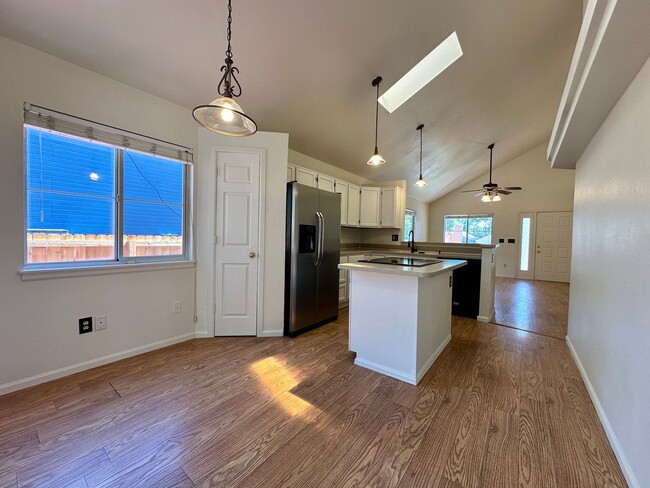 Building Photo - Cheery 3 bedroom 2 Bath Home! Available to...