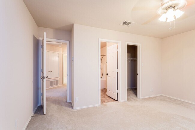 Building Photo - 3/BR 2.5/BA Cozy Two-Level Home with Fence...