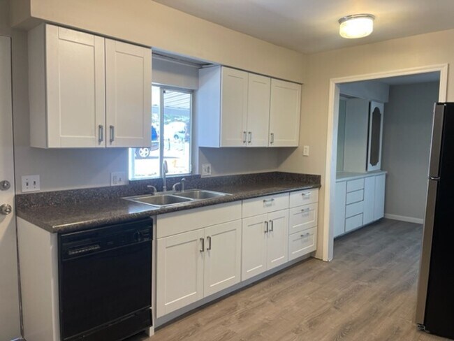 Building Photo - 2675 Sunset Dr
