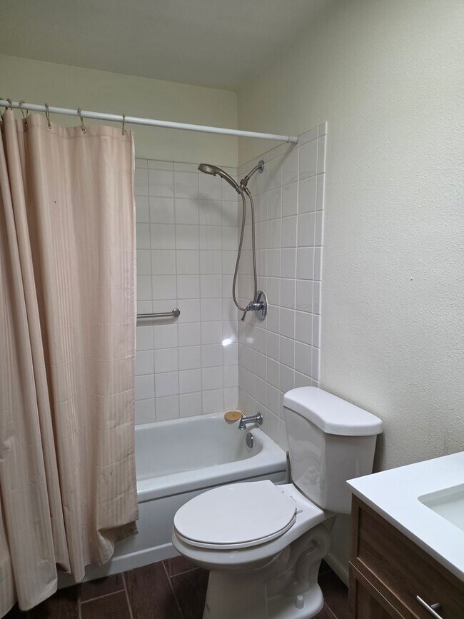 Building Photo - Close in West Side 2 bedroom 1.75/ba 1/cg