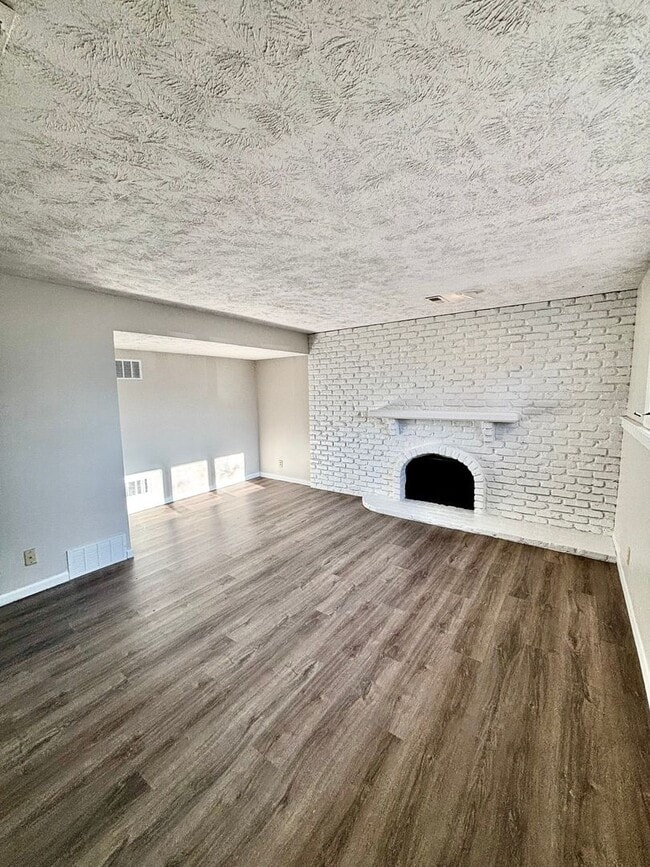 Building Photo - 3324 S 159th St