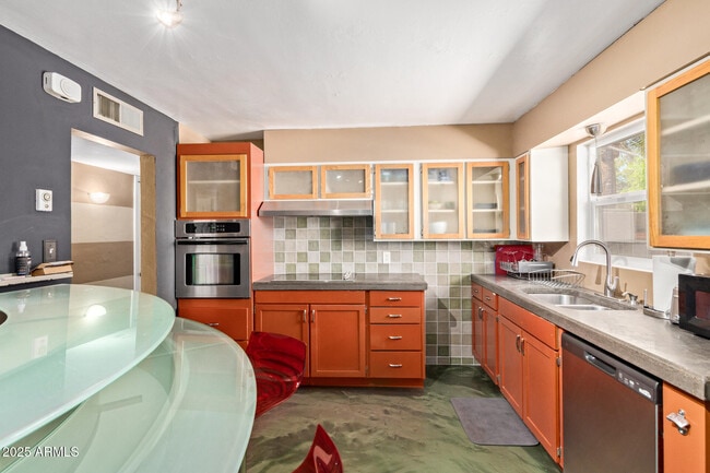 Building Photo - 6744 E Vernon Ave