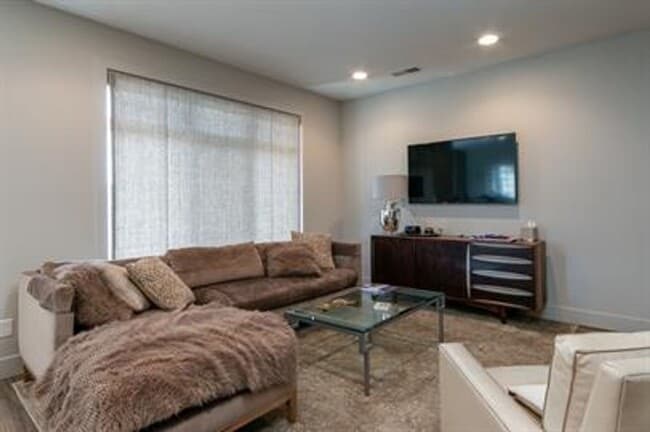 Building Photo - West Side Manhattan Townhome Available July 1!
