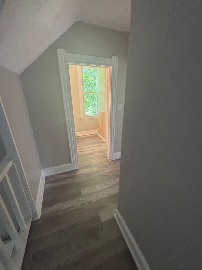 Building Photo - Section 8 Accepted - Spacious 4br/2ba Home