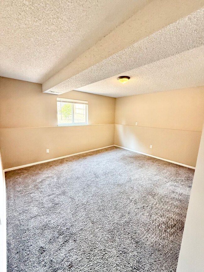 Building Photo - 4 Bedroom on Dublin available soon!