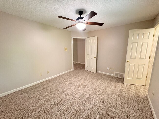 Building Photo - Newly Painted Germantown Home Minutes Away From Thornwood Market Row. Pets Are Welcome With Owner...