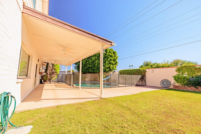 Building Photo - 2547 W Naranja Ave