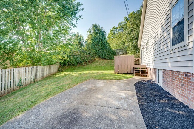 Building Photo - 263 Main Street Village Dr