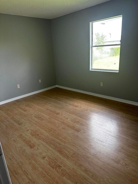 Building Photo - 1021 SW Du Bois Ave