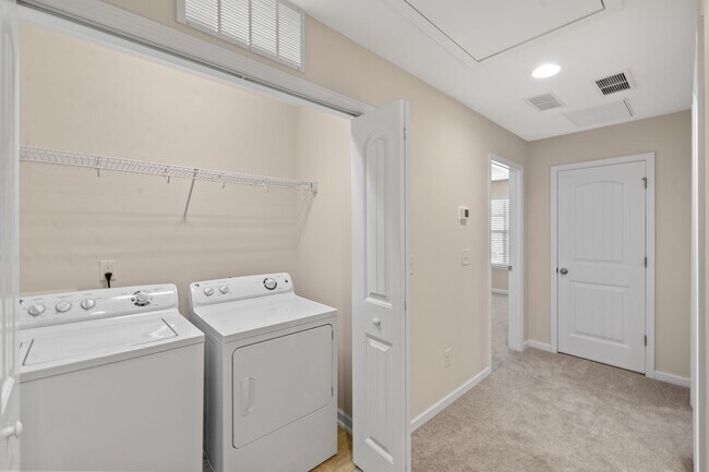 Building Photo - 3 Bedroom - Cary Townhome in Central Location!!! Close to 540 and Research Triangle Park!