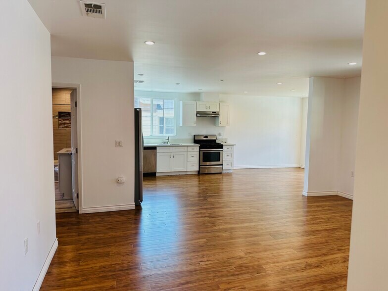 Building Photo - 6712 Cedros Ave