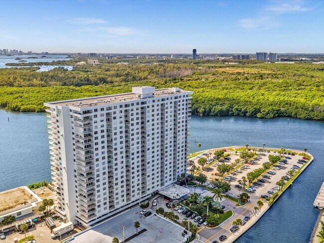 Building Photo - 500 Bayview Dr