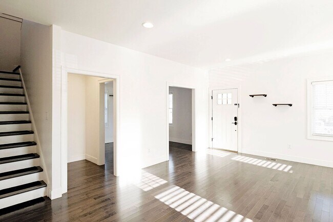 Building Photo - Pet-Friendly Belmont Home With Fenced Yard