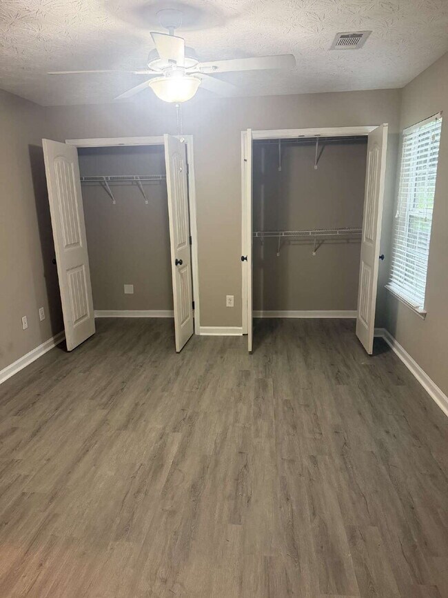 Building Photo - 3BR/2BA — Fenced Yard, Gated Parking, Lawn & Pest Included | Available 7/27