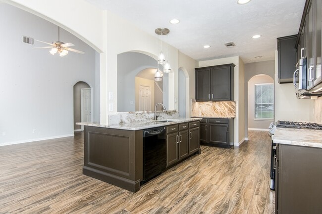 Building Photo - 22015 Field Green Dr