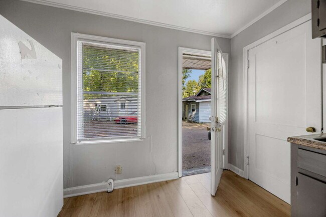 Building Photo - Berclair 1BR with appliances included — $750/mo, $450 deposit