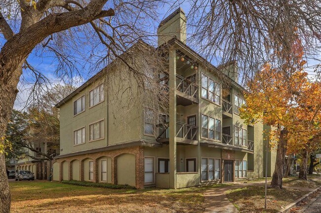 Building Photo - 807 W 25th St