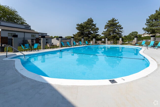 Building Photo - The Reserve at The Knolls