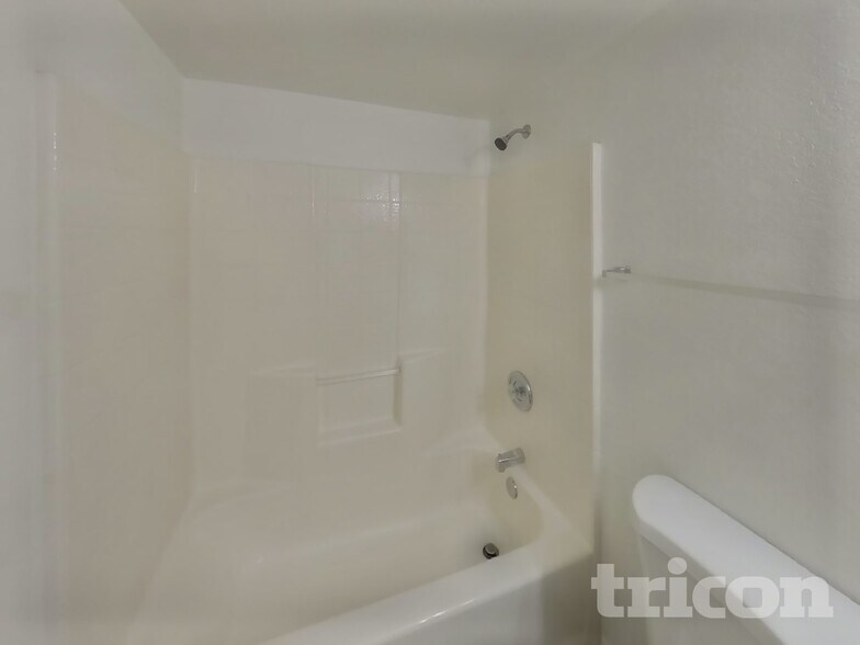 Building Photo - 8988 W Tuckey Ln