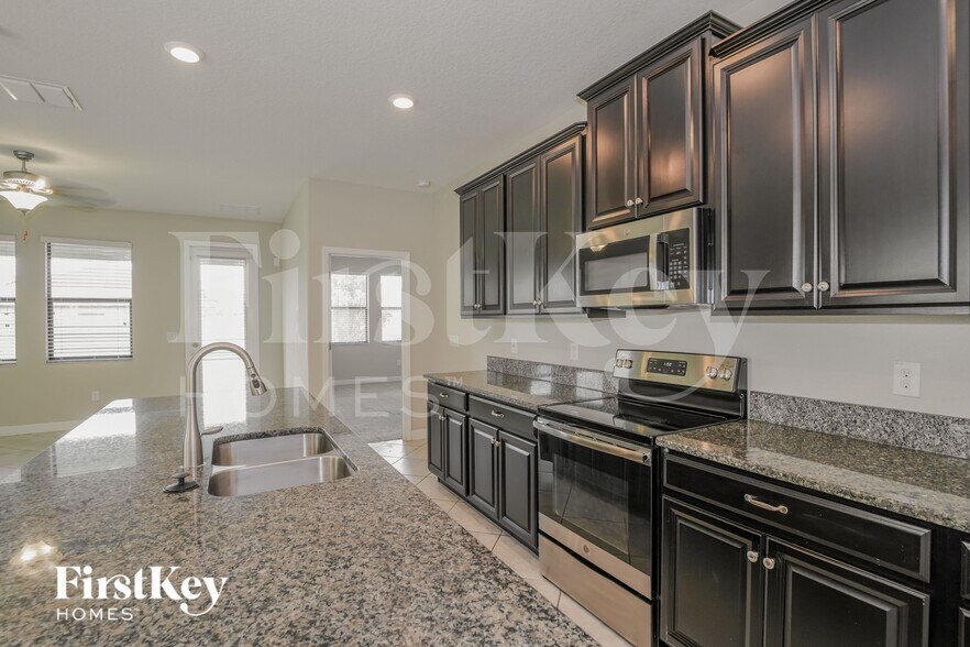 Building Photo - 9835 Ivory Dr