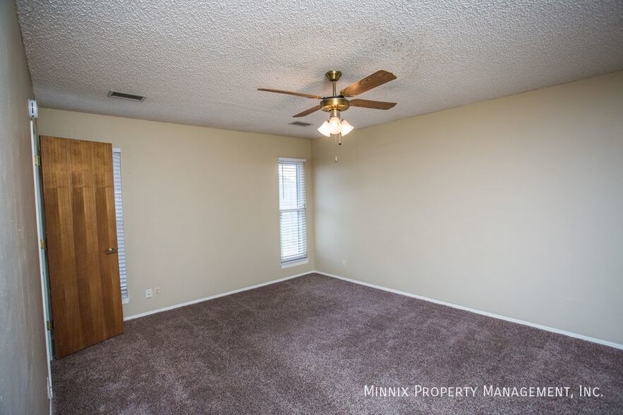 Building Photo - 4701 Country Club Dr
