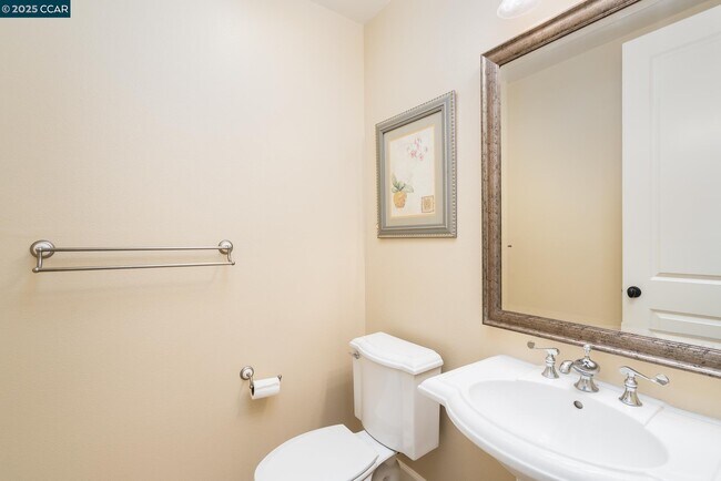 Building Photo - 2240 Britannia Dr